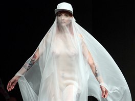 Kolekci uzavel model podobný tomu, který loni oblékla Lady Gaga. V eském...