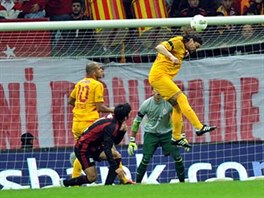 Tom Ujfalui hlavikuje v ligovm utkn Galatasaraye.