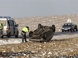 Kilometr od Jaromic nad Rokytnou smrem na Teb dostal idi kvli kluzkmu...