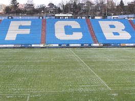 FCB. Na pvodn betonových ochozech jsou u roky plastová sedadla. Stadion je...