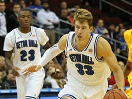 Patrik Auda ze Seton Hall unik bhem utkn s Kent State. S slem 23 Audv...