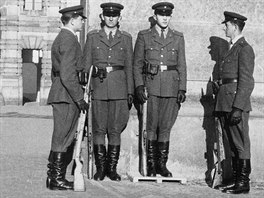 Střídání stráží před branou Gigantů, 50. léta