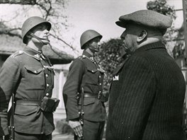 Státní prezident Emil Hácha s příšlušníky Vládního vojska v Lánech, za německé...
