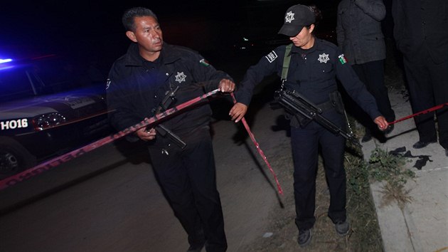 Mexit policist u msta Hueypoxtla, kde se nalezlo ukraden vozidlo s radioaktivnm materilem. (5. prosince 2013)
