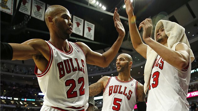 Basketbalist Chicaga Taj Gibson (vlevo), Carlos Boozer a Joakim Noah (s runkem) slav vhru nad Miami.