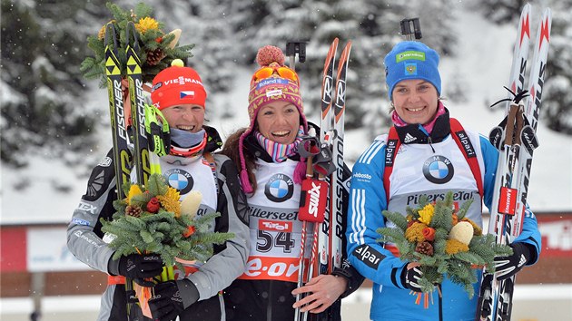 RADOST NEJLEPCH. V Hochfilzenu zvtzila Selina Gasparinov (uprosted), vlevo je druh Veronika Vtkov, vpravo tet  Irina Starychov.