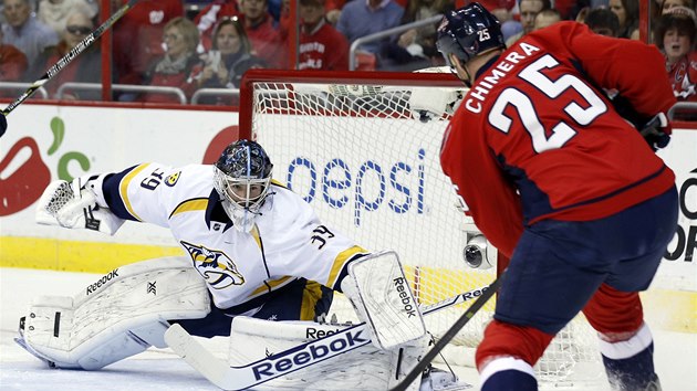 Jason Chimera z Washingtonu stl na Marka Mazance v brance Nashvillu. Gl z tto situace nepadl.