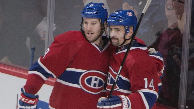 Brandon Prust (vlevo) a Tom Plekanec se raduj z branky, kterou vstelil esk tonk do st Buffala.