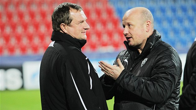 TAK NAPOSLEDY. spn trenr Pavel Vrba (vlevo) a manaer Plzn Adolf dek ped zpasem s CSKA Moskva.