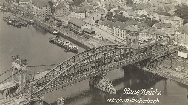 Star etzov most a nov ocelov krtce ped dokonenm. Prvn se zavel a druh otevel 9. prosince 1933.