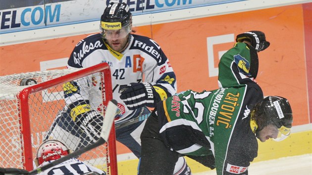 Karlovarsk tonk Martin Zaovi posunul vtkovickou brnu, hld ho obrnce Michal Barinka.