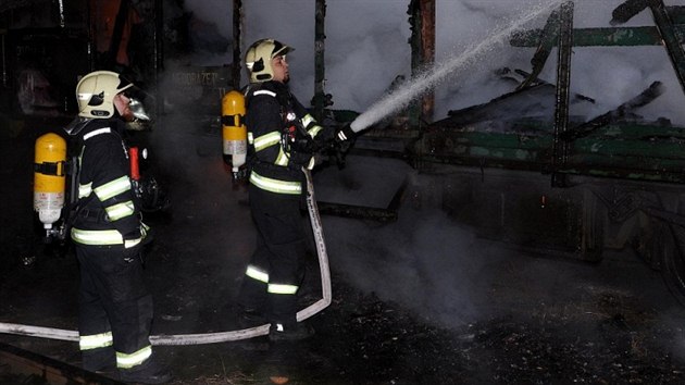 Hasiči likvidují požár vagonu na nákladovém nádraží Praha - Vršovice (3.12.2013)
