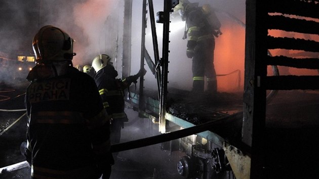 Hasiči likvidují požár vagonu na nákladovém nádraží Praha - Vršovice