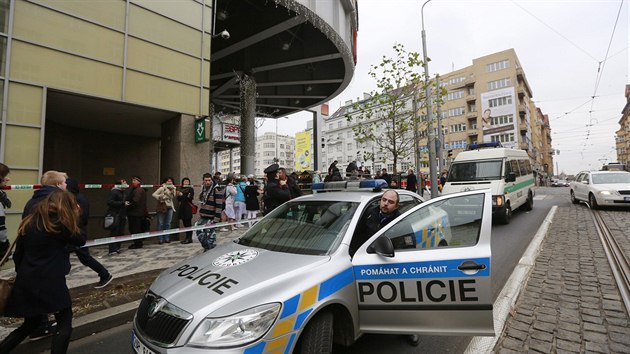 Kvli nahlen bomb museli policist nechat evakuovat i nkupn centrum Flora (4.12.2013)
