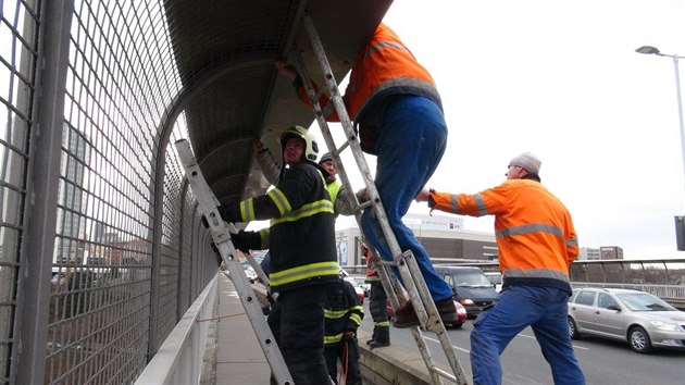 Hasiči ve spolupráci s TSK zabezpečují plechové pláty na Nuselském mostě, které se vlivem silného větru částečně uvolnily.