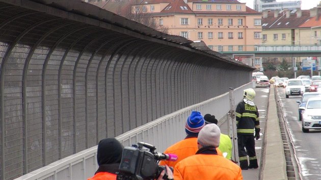 Hasiči ve spolupráci s TSK zabezpečují plechové pláty na Nuselském mostě, které se vlivem silného větru částečně uvolnily.