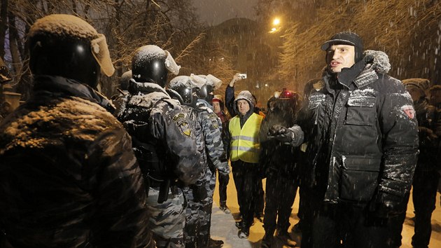 Vdce opozin strany DER Vitalij Kliko mezi policejnmi tkoodnci (9. prosince 2013)