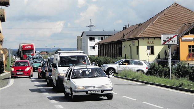 Křižovatka u Tří věžiček v Jihlavě. Křížení hlavní silnice od Havlíčkova Brodu na Jihlavu s cestami do průmyslové zóny se dočká bezpečnostního řešení v podobě semaforů.