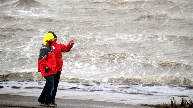 S blcm se orknem se zvedly vlny na pobe Severnho moe v Dagebuell na severu Nmecka (5.12.2013).