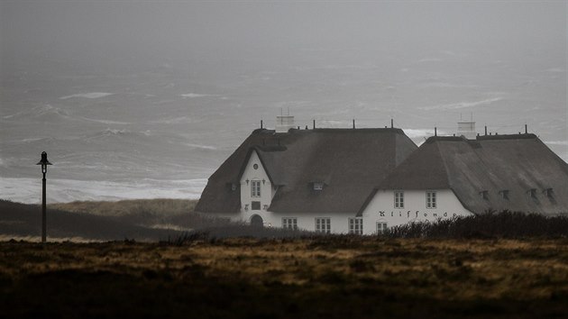 Vlny zalvaj pobe ostrova Sylt na severu Nmecka (5.12.2013).