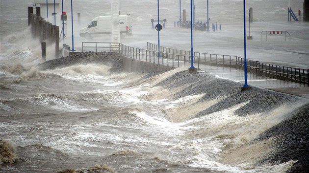 Vlny na pobe Severnho moe v pstavu trajekt v Dagebuell na severu Nmecka. (5.12.2013)