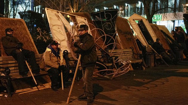 Davy demonstrant v srdci Kyjeva, na Nmst Nezvislosti a hlavnm kyjevskm bulvru Kresatiku, sice v noci prodly, ale nezmizely (2. listopadu)