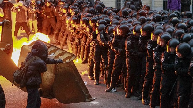 Policie ped demonstranty nehodl ustoupit (2. listopadu)