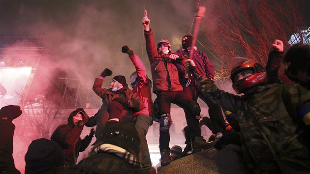 Na protivldn demonstraci v centru Kyjeva se sely statisce lid. Akci svolali opozin pedci na protest proti neochot vldy pokraovat ve sbliovn zem s Evropskou uni. Odpoledne protestujc svrhli a roztloukli sochu Lenina (8. prosince)