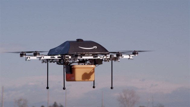 Amazon testuje létající drony. Stroje, které trochu připomínají helikoptéru nebo vznášedlo doručí balíček do 16 kilometrů.