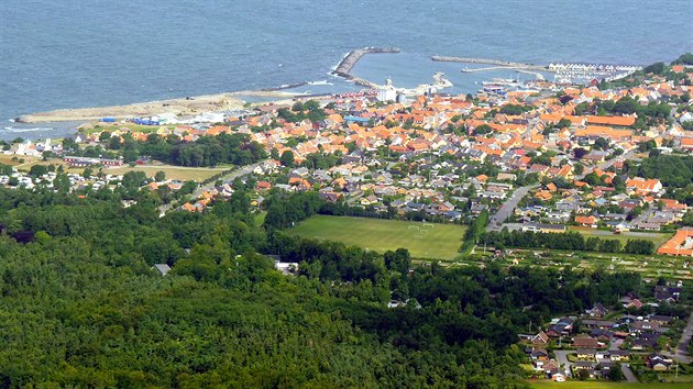 Centrum ostrova Bornholm. Msteko Ronne bylo jet 8. kvtna srovnno se zem bombardovnm Rudou Armdou, kter se nmeck posdka nevzdala dost rychle.