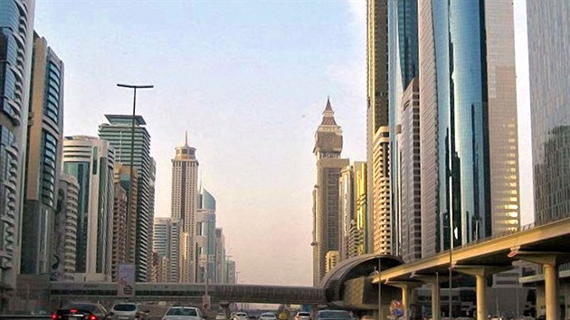 Sheikh Zayed Road je hlavn tepnou msta.