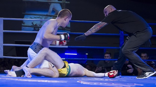 Pardubick Pavel Hvzda (v blch trenrkch) boxoval proti Praanu Janu Maznkovi. 