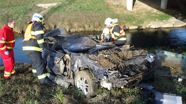 U Říkovic na Přerovsku vyjelo auto ze silnice a skončilo na střeše na břehu potoka. Řidič zemřel (6. prosince 2013)