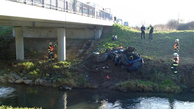 U Říkovic na Přerovsku vyjelo auto ze silnice a skončilo na střeše na břehu potoka. Řidič zemřel (6. prosince 2013)