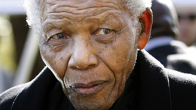 SMUTN ST. Mandela ml poetnou rodinu. Z jeho esti dt dnes ij u jen ti. Jeden z jeho syn zemel, zatmco Mandela pobval ve vzen, dalho zabila choroba AIDS. Mandela pot piznal, e tuto nemoc podcenil. Na sklonku ivota piel kvli automobilov nehod i o svou pravnuku Zenani. Na snmku je na jejm pohbu (17. ervna 2010)