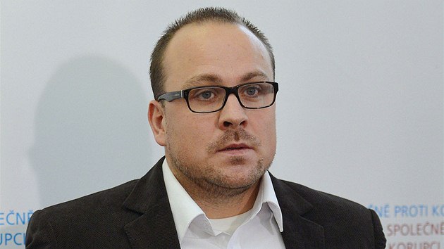 Vadimr Sitta pevzal v Praze Cenu za odvahu Nadanho fondu proti korupci. (9. prosince 2013)