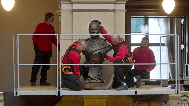 St�hování 14 soch a 62 bust