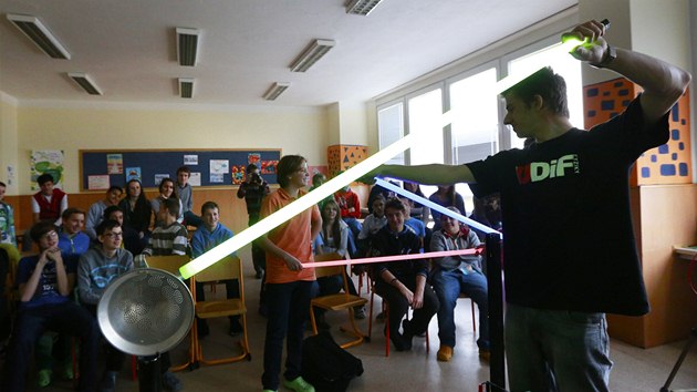 Scéna jak z Hvězdných válek žáky čakovické školy velmi potěšila (3. prosince 2013).