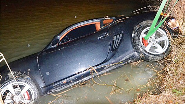 Hasii vytahuj luxusn vz Porsche Cayman, kter skonil v rybnku v enov u Ostravy.