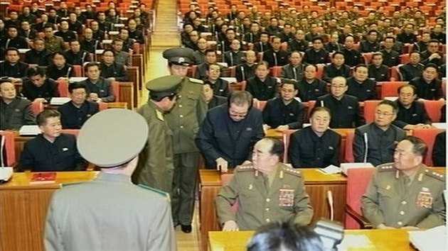 Policist odvdj ang Song-tcheka pmo ze stranickho shromdn v Pyongyangu