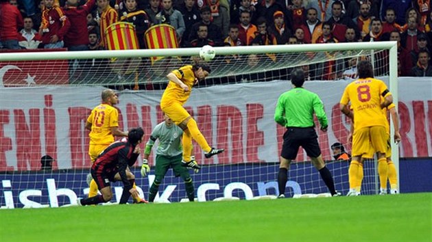 Tomá Ujfalui hlavikuje v ligovém utkání Galatasaraye.