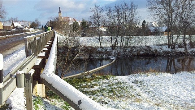 Hasii postavili dv norn stny na vodnm toku u mostu ped obc Iv, kter je od msta nehody vzdlen est kilometr (7. prosince 2013)