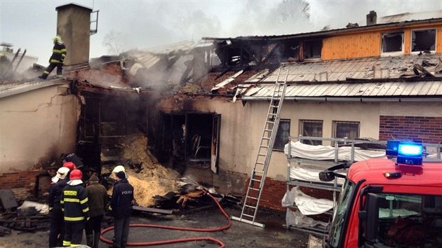 Na Jesenicku vzplanula střecha průmyslového objektu, na místě zasahovalo pět jednotek profesionálních a dobrovolných hasičů (8. prosince 2013)