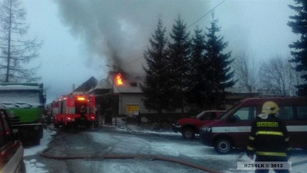 Na Jesenicku vzplanula střecha průmyslového objektu, na místě zasahovalo pět jednotek profesionálních a dobrovolných hasičů (8. prosince 2013)
