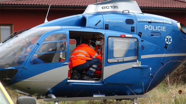 Mladík v obci Oleško prořezával jmelí a spadl při tom až z desetimetrové výšky. Na místo proto přijela záchranná služba včetně vrtulníku. (8. prosince 2013)