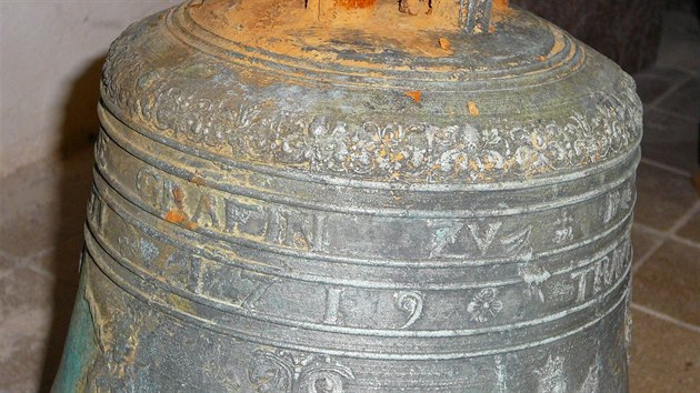 Vzcn barokn zvon ukraden ped jedencti lety z kostela v Horovskm Tn nali policist zakopan v zemi.