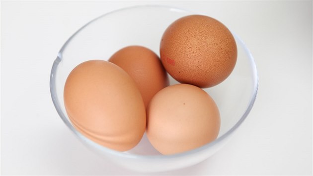 Z vajíček využijete do tvarohové náplně žloutky i bílky; ušlenahé na pevný sníh.