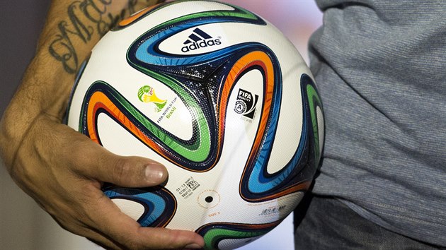 BRAZUCA Brazilsk fotbalista Hernanes ukazuje m pro mistrovstv svta 2014 v Brazlii.