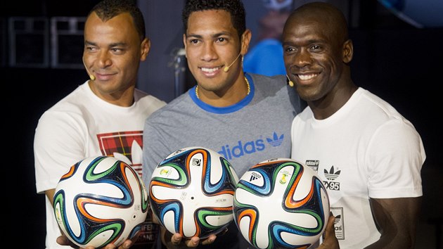 BRAZUCA Bval nizozemsk reprezentant Clarence Seedorf (vpravo), bval brazilsk obrnce Caf (vlevo) a souasn brazilsk fotbalista Hernanes pzuj s mi pro mistrovstv svta 2014.