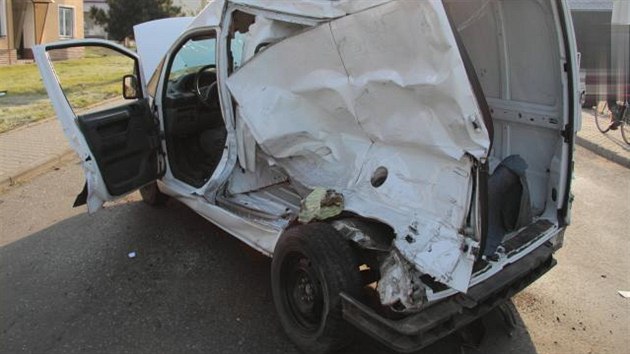 Snímek z nehody v obci Sušice na Přerovsku, kde řidič dodávky Citroën Jumper ve středu ráno zřejmě nedal přednost nákladnímu vozu Scania. (5. prosince 2013)